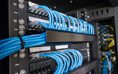 Instalación profesional de redes empresariales y cableado estructurado CAT6 para oficinas y empresas en Lima
